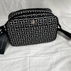 NWT Tommy Hilfiger Black White Monogram Double Zip Crossbody Bag Signature Logo